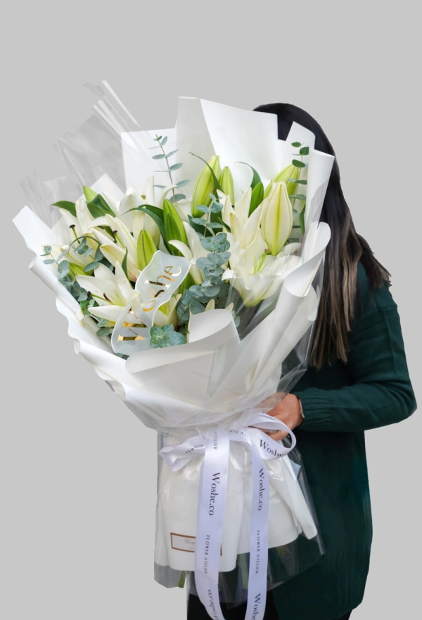 Woshe Round Hand Bouquet -White Lily 